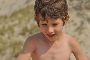 Küçük bir çocuk portresi. Kıvırcık saçlı bir çocuk