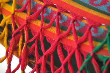 Bocas del Toro'daki Carribean Körfezi'ne bakan verandada asılı renkli, dokuma hamak