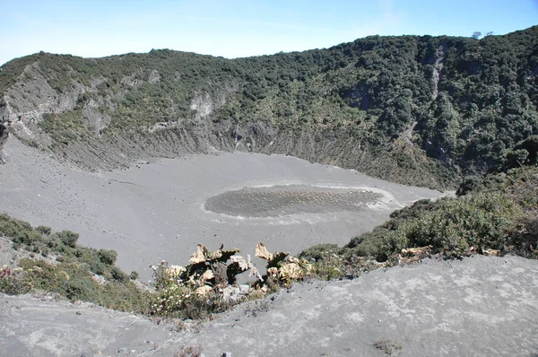 哥斯达黎加的伊拉祖火山 云层中带有防护屏障的火山口 熔岩和浮石碎片 — 图库照片