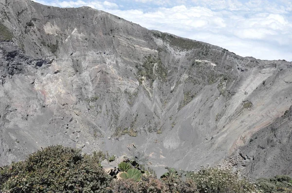 哥斯达黎加的伊拉祖火山 云层中带有防护屏障的火山口 熔岩和浮石碎片 — 图库照片