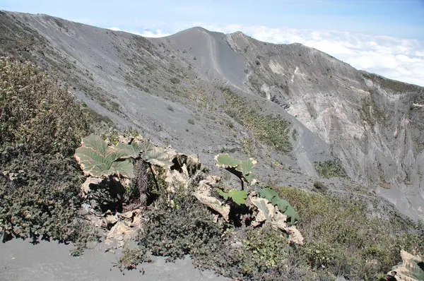 哥斯达黎加的伊拉祖火山 云层中带有防护屏障的火山口 熔岩和浮石碎片 — 图库照片