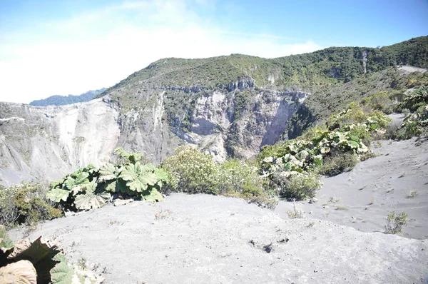Irazu Vulkaan Costa Rica Krater Wolken Met Beschermende Barrières Fragmenten — Stockfoto