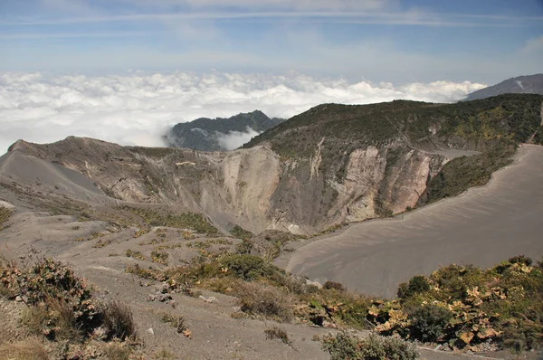 Vulcão Irazu Costa Rica Cratera Nuvens Com Barreiras Protetoras Fragmentos — Fotografia de Stock