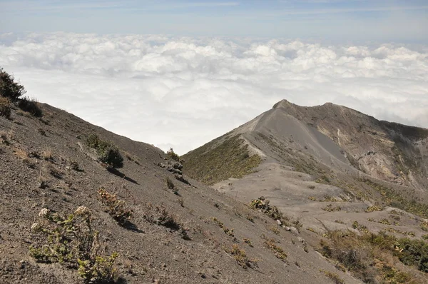 Volcán Irazu Costa Rica Cráter Nubes Con Barreras Protectoras Fragmentos — Foto de Stock