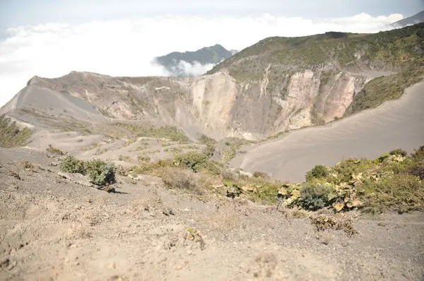 哥斯达黎加的伊拉祖火山 云层中带有防护屏障的火山口 熔岩和浮石碎片 — 图库照片