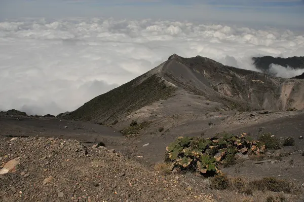 Volcán Irazu Costa Rica Cráter Nubes Con Barreras Protectoras Fragmentos — Foto de Stock