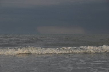 Adriyatik Denizi, İtalya. Fırtınalı gökyüzü karşı kıyıya karşı çökmesini dalgalar.