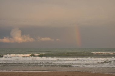 Adriyatik Denizi, İtalya. Fırtınalı gökyüzü karşı kıyıya karşı çökmesini dalgalar.