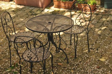 Venedik körfezinde kapalı bir İtalyan restoranında metal masalar.