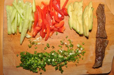 Suşi. Balık, pirinç ve takviyeleri, evde hazırlanmış lezzetli yemek.