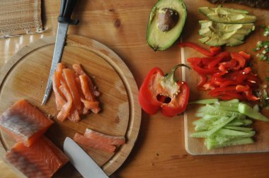 Suşi. Balık, pirinç ve takviyeleri, evde hazırlanmış lezzetli yemek.
