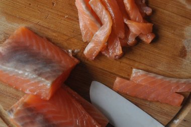 Suşi. Balık, pirinç ve takviyeleri, evde hazırlanmış lezzetli yemek.