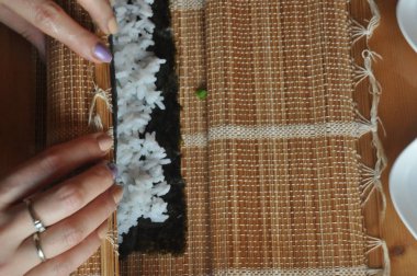 Suşi. Balık, pirinç ve takviyeleri, evde hazırlanmış lezzetli yemek.