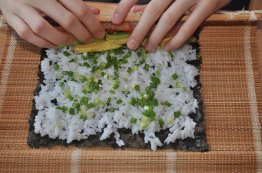 Suşi. Balık, pirinç ve takviyeleri, evde hazırlanmış lezzetli yemek.