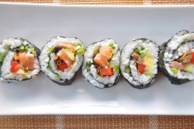 Suşi. Balık, pirinç ve takviyeleri, evde hazırlanmış lezzetli yemek.