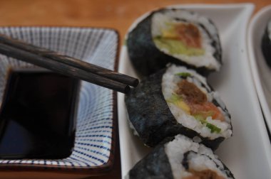 Suşi. Balık, pirinç ve takviyeleri, evde hazırlanmış lezzetli yemek.