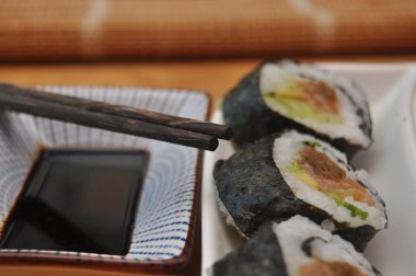 Suşi. Balık, pirinç ve takviyeleri, evde hazırlanmış lezzetli yemek.