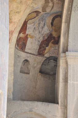 Vardzia, Gürcistan'daki eski kaya şehir. Kilise ve kamaralar niş oyulmuş bir kaya duvarı.