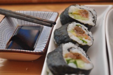 Suşi. Balık, pirinç ve takviyeleri, evde hazırlanmış lezzetli yemek.