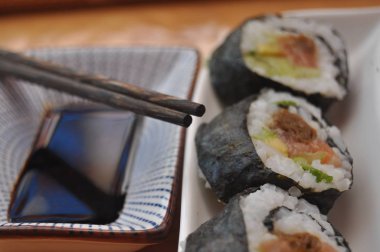 Suşi. Balık, pirinç ve takviyeleri, evde hazırlanmış lezzetli yemek.