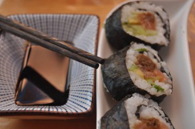 Suşi. Balık, pirinç ve takviyeleri, evde hazırlanmış lezzetli yemek.