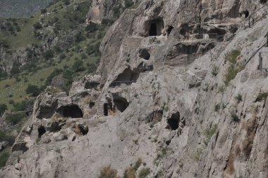 Vardzia, Gürcistan'daki eski kaya şehir. Kilise ve kamaralar niş oyulmuş bir kaya duvarı.