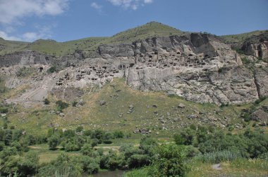 Vardzia, Gürcistan'daki eski kaya şehir. Kilise ve kamaralar niş oyulmuş bir kaya duvarı.