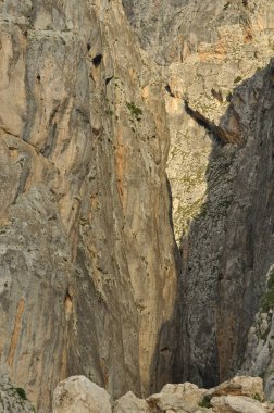 Toros Dağları. Türkiye. Dik kayalıklarla ve gorge. Karla kaplı tepeler.