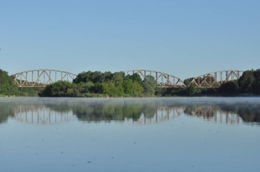 Demiryolu Köprüsü. Tevrat, çelik konstrüksiyon. Nehir geçiş.