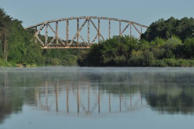 Demiryolu Köprüsü. Tevrat, çelik konstrüksiyon. Nehir geçiş.