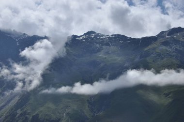 Gürcistan'daki savaş yol. Kazbek Dağı'nın eteklerinde Valley için sınır Rusya ile önde bir iz.