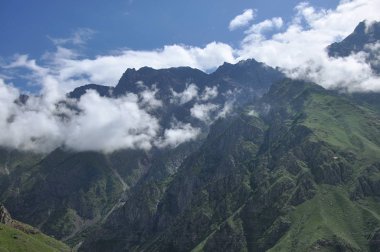 Gürcistan'daki savaş yol. Kazbek Dağı'nın eteklerinde Valley için sınır Rusya ile önde bir iz.
