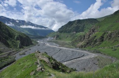 Gürcistan'daki savaş yol. Kazbek Dağı'nın eteklerinde Valley için sınır Rusya ile önde bir iz.