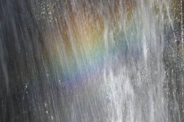 Millomeris, Kıbrıs'ta dağlarda şelale, gökkuşağı