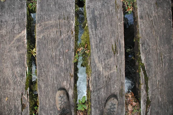 Überqueren Den Fluss Hängen Einer Holzbrücke Fuße Des Bromo Vulkans — Stockfoto