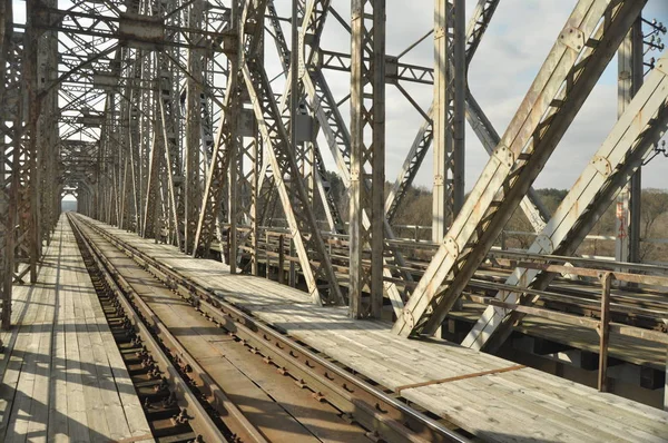 Most Kolejowy Tory Konstrukcji Stalowych Przeprawa Przez Rzekę — Zdjęcie stockowe