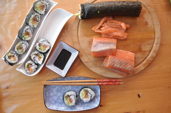 Suşi. Balık, pirinç ve takviyeleri, evde hazırlanmış lezzetli yemek.