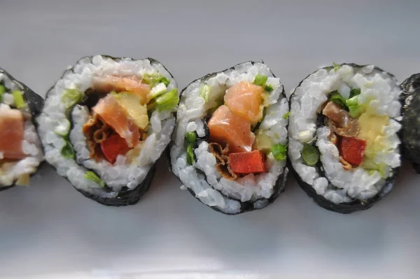 Sushi Deliciosa Comida Con Pescado Arroz Suplementos Preparada Casa —  Fotos de Stock