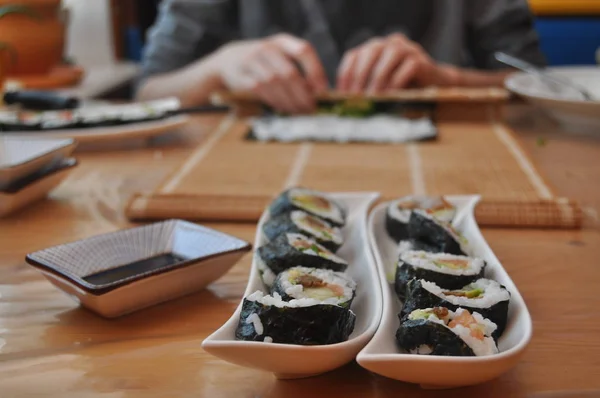 Suşi. Balık, pirinç ve takviyeleri, evde hazırlanmış lezzetli yemek.