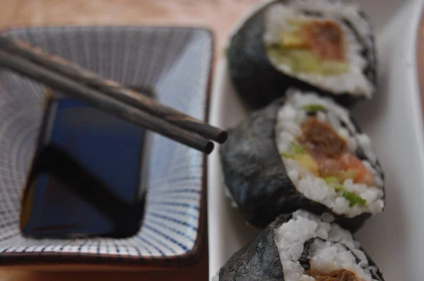 Sushi Refeição Deliciosa Com Peixe Arroz Suplementos Preparada Casa — Fotografia de Stock