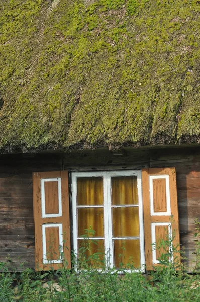 Starý Dřevěný Dům Dřevěnými Okenicemi Doškovou Střechou Venkovských Staveb Polsko — Stock fotografie