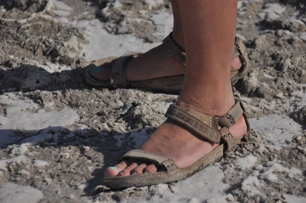 Ils Marchent Sandales Sur Fond Lac Séché Fissuré Akrotiri Chypre — Photo