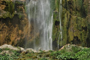 Yüksek şelale, gölün içine kayaların üzerinden akan su. Milli Park Plitvice Gölleri. Hırvatistan'da turizm.
