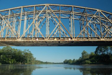 Demiryolu Köprüsü. Tevrat, çelik konstrüksiyon. Nehir geçiş.