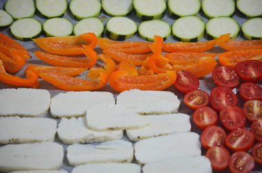 Pişirme kağıdına yayılmış taze sebzeler.