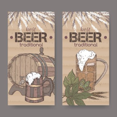 Elle çizilmiş bira fıçısı, kupa, hop ve buğday karton arka plan üzerinde sahip iki renk etiketi.