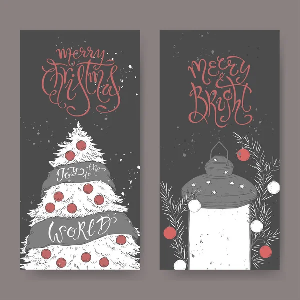 Conjunto de dos pancartas en blanco y negro con letras de pincel de Navidad, árbol de Navidad y linterna navideña decorada . — Vector de stock