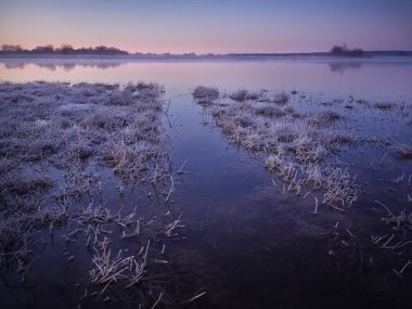 Bahar, sel, toprak adacık     