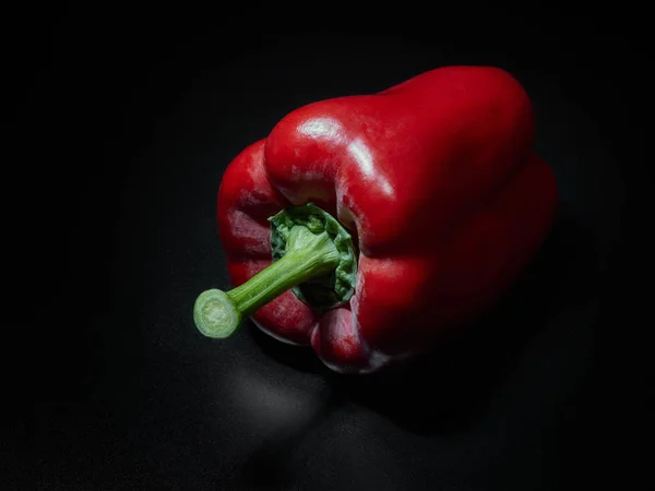 Siyah arkaplanda kırmızı biber