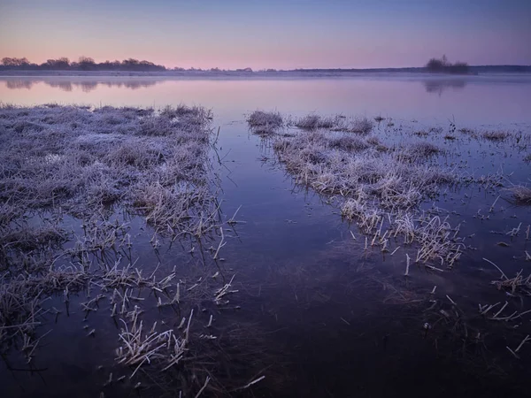 Bahar, sel, toprak adacık     